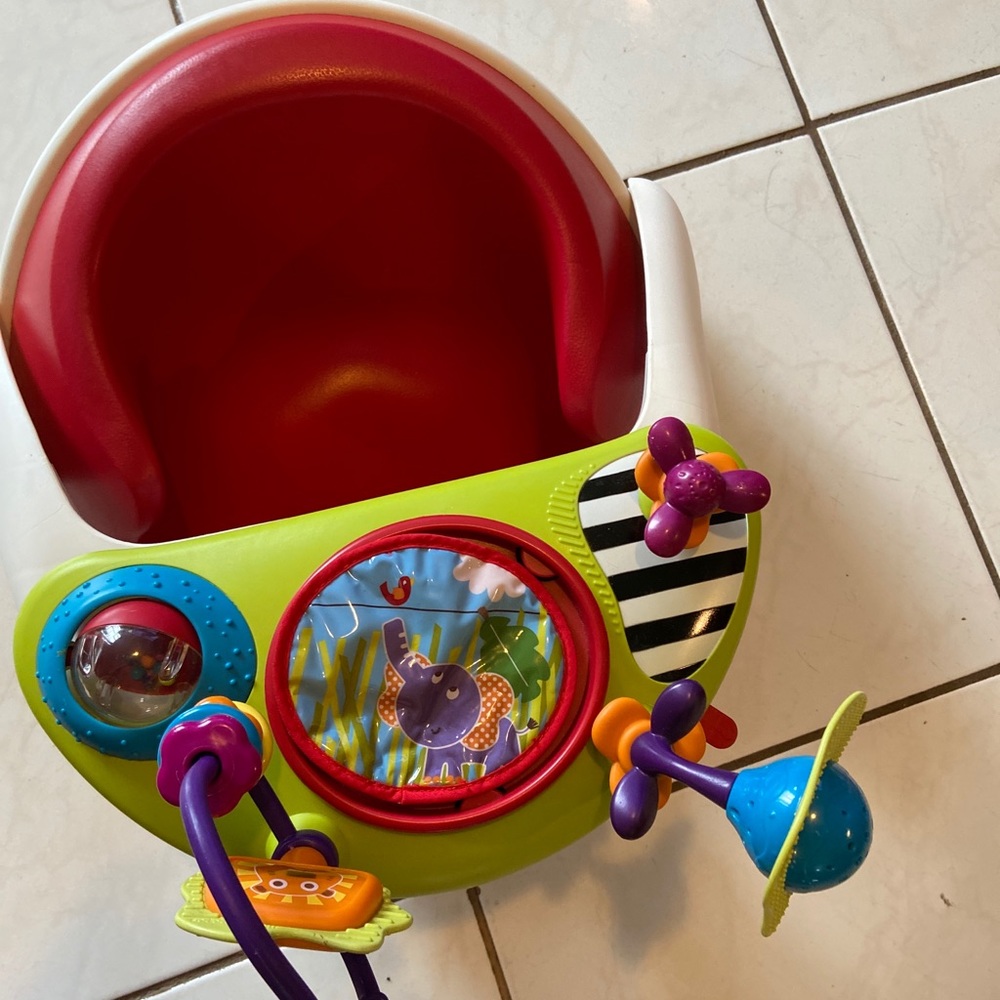 Portable highchair play center
